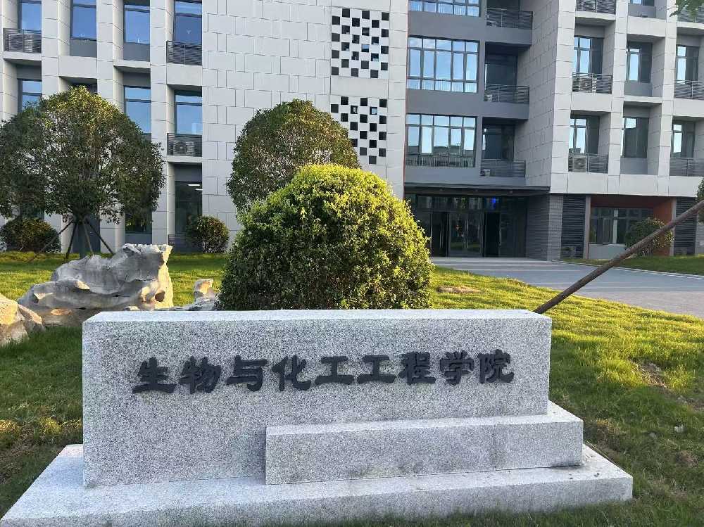 潮南区扬州职业大学体育场高杆灯项目
